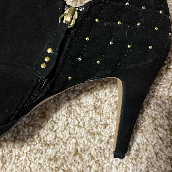Adrienne Vittadini Black Suede Cuffed Studded Ankle Bootie stiletto 9-1/2 M EUC - Picture 3 of 16